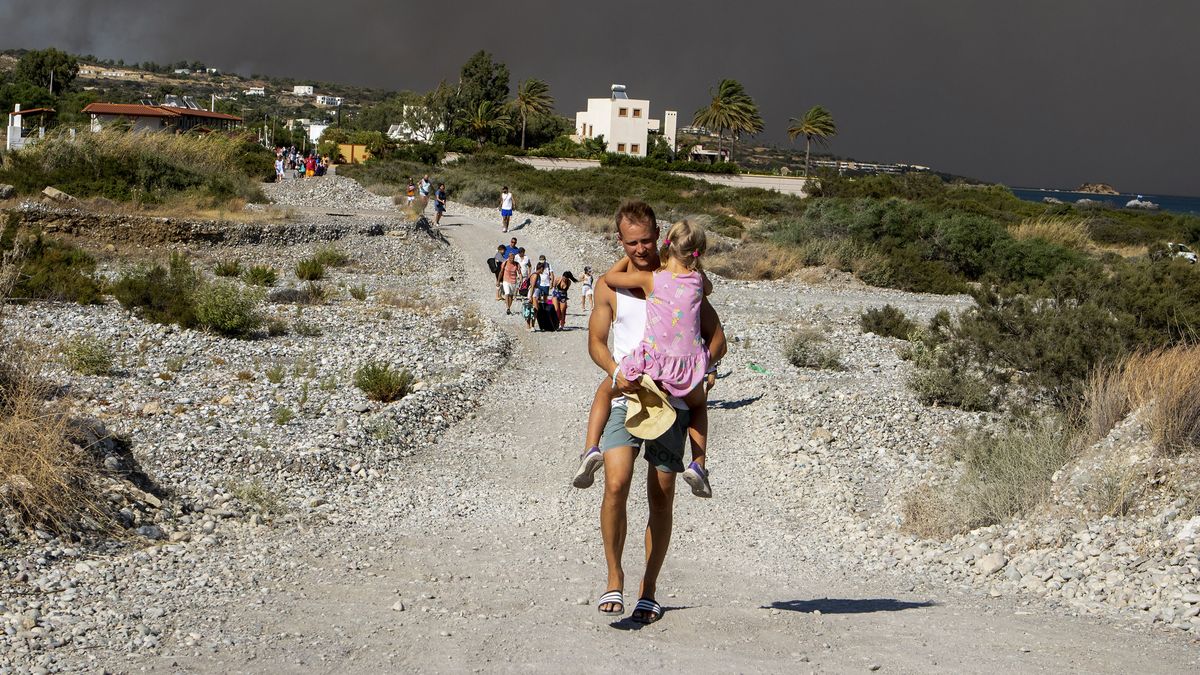 Kdy požáry v Řecku a na Rhodu začaly a jak probíhalo hašení a evakuace